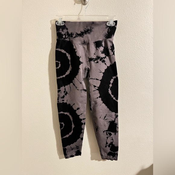 PINK Victoria’s Secret Spiral Tie Dye Ribbed Leggings size medium - Picture 2 of 8